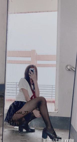 美女用手扒开自己下面